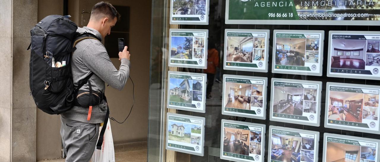 Un joven consulta los anuncios de una inmobiliaria de Pontevedra