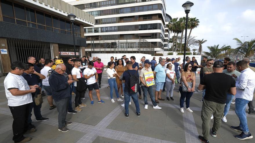 Los regantes se concentran para reclamar el pago de 429.000 euros al Consejo Insular, que dio origen a la crisis del agua en Guía
