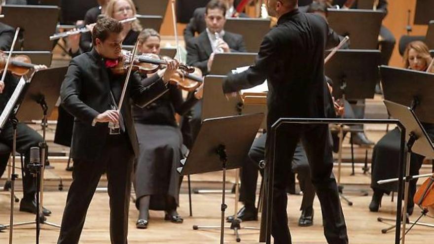 Alexandre da Costa y la orquesta «Oviedo Filarmonía», durante el concierto.