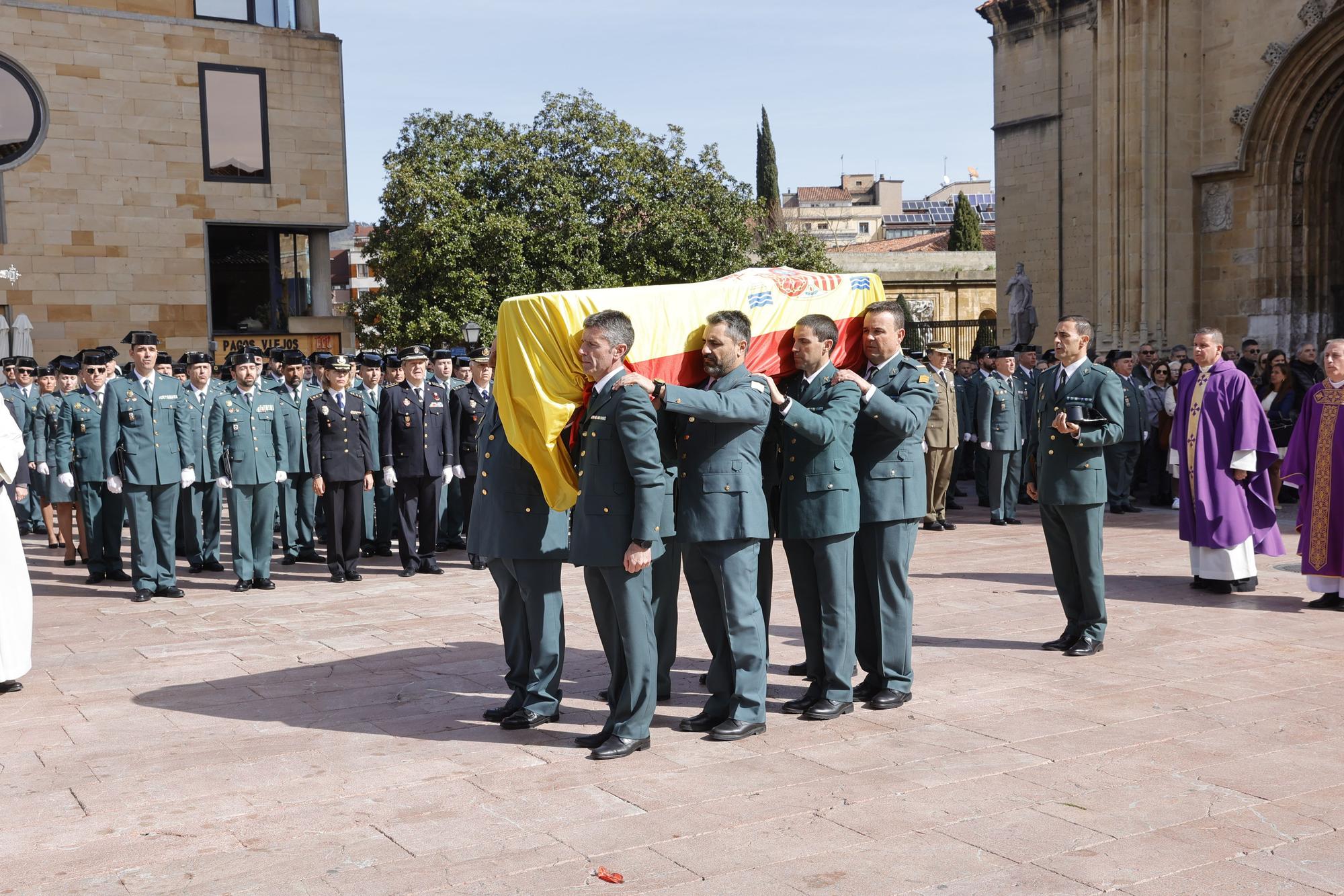 En imágenes: funeral en la catedral de Oviedo del guardia civil que evitó una masacre ciclista en Pravia