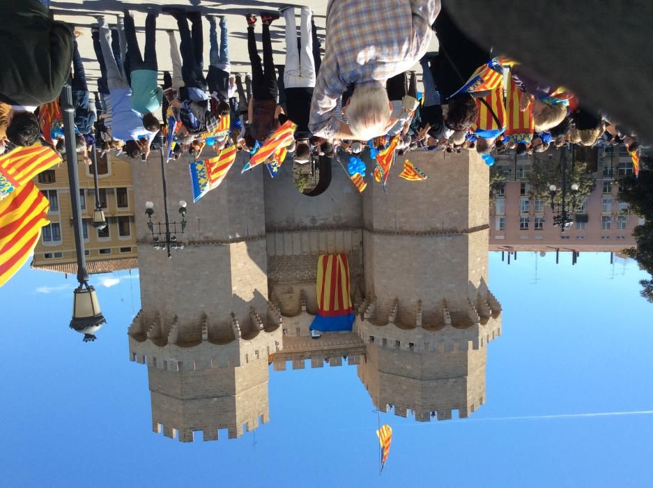 Reivindicación de Som Valencians ante las Torres de Serranos