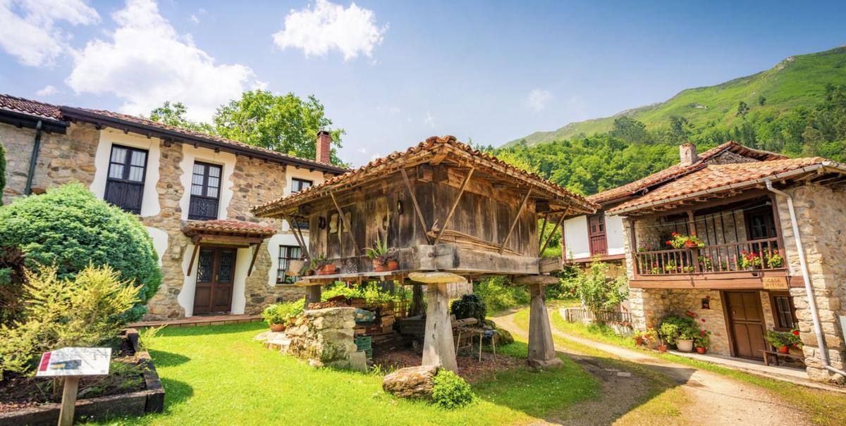 Sobre estas líneas: hórreo y casa rural en Espinareu (Piloña). A la izquierda, cascada del Cioyo, en Castropol. Debajo, un paso de la Semana Santa avilesina. | Juan de Tury/ Turismo de Asturias/ Ayuntamiento de Castropol/ Diego Miranda