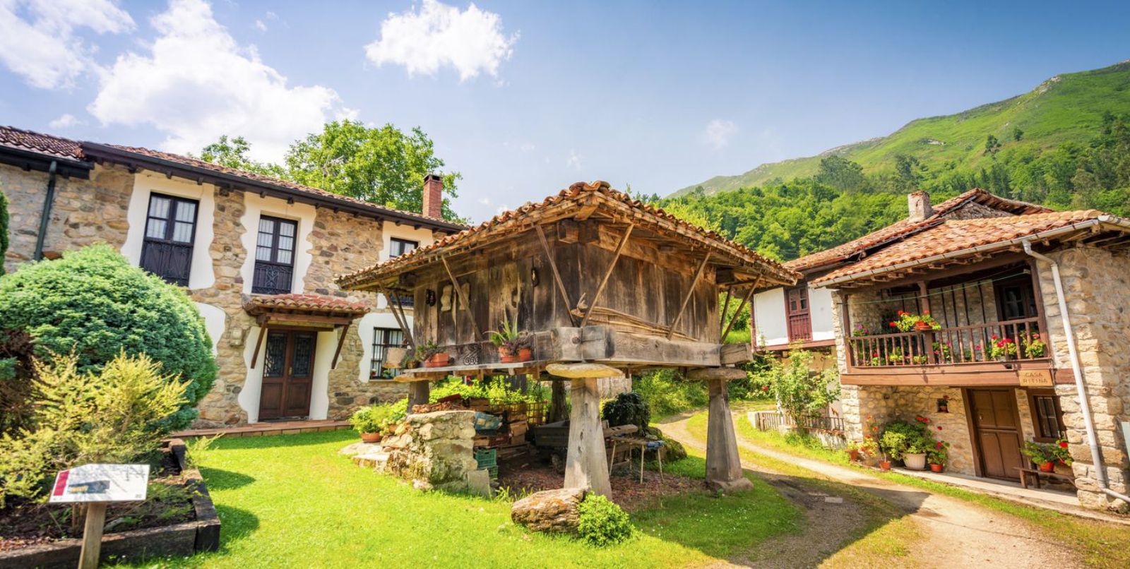 Hórreo y casa rural en Espinareu (Piloña).