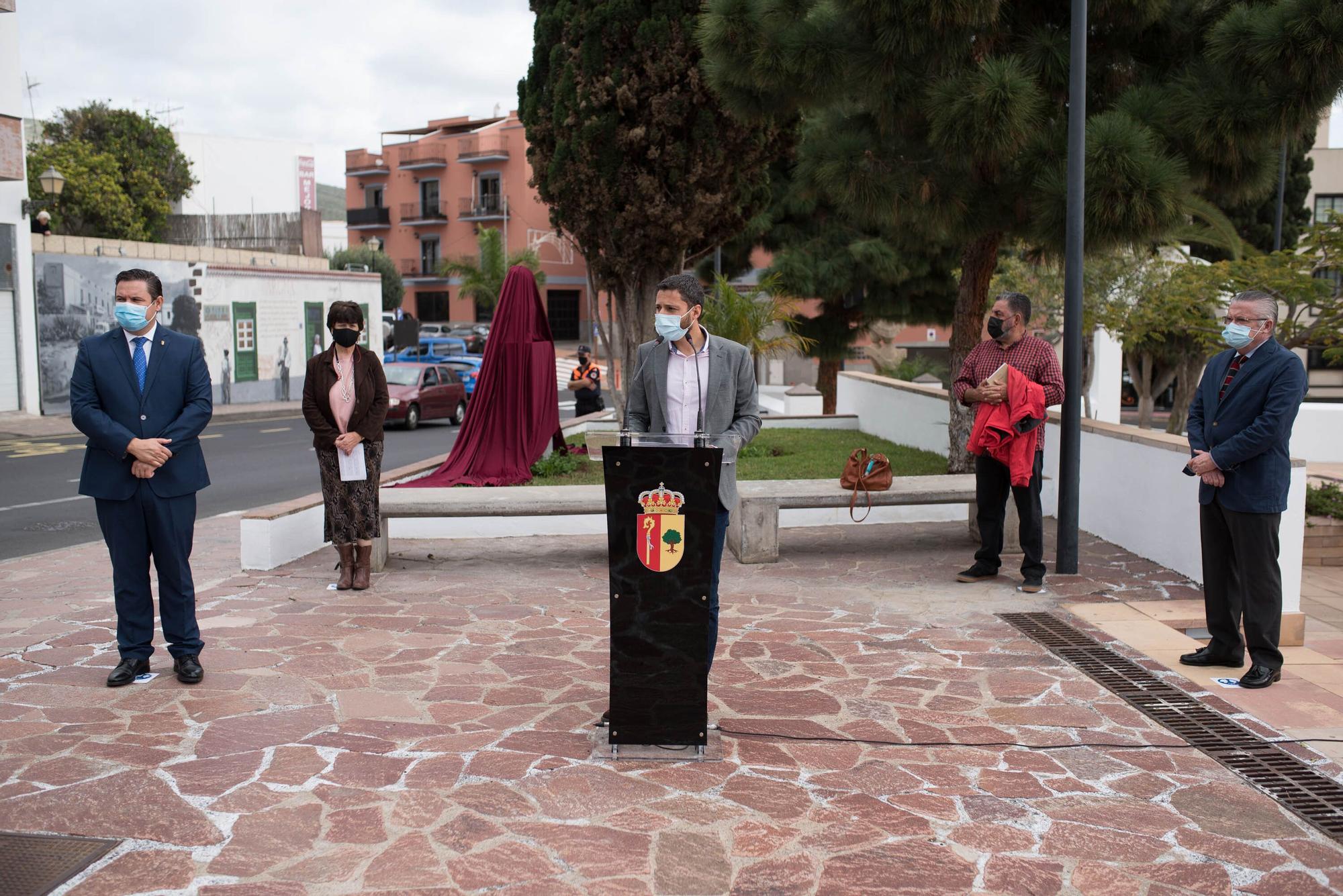 Colocación de un busto en Arona en homenaje a Antonio Domínguez