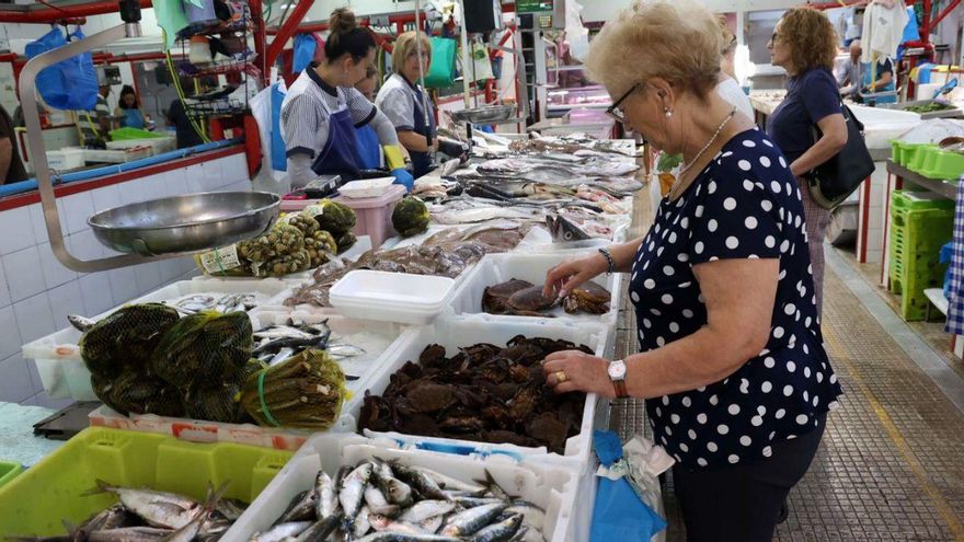 Una mujer observa una caja de nécoras en la plaza de Cambados, ayer.