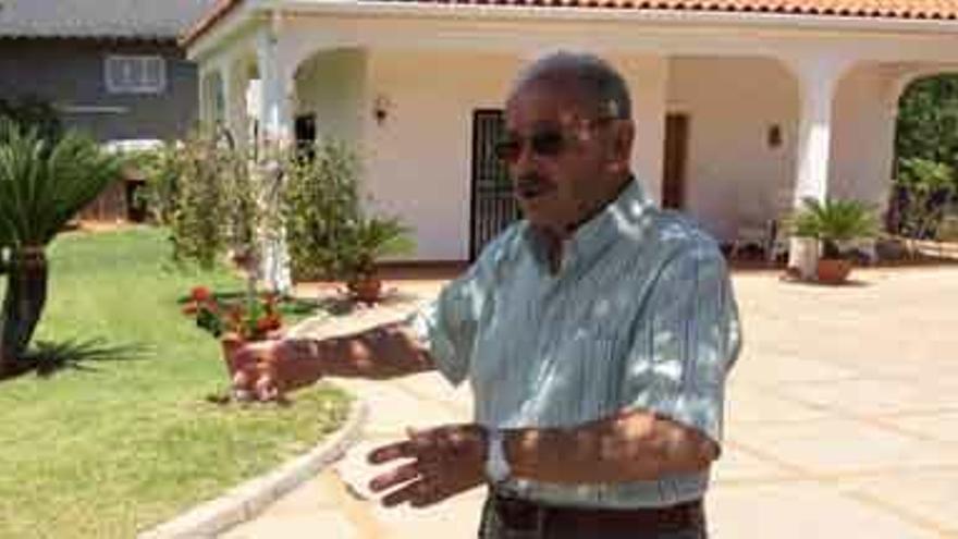 José María Doménech, en el jardín de su casa.