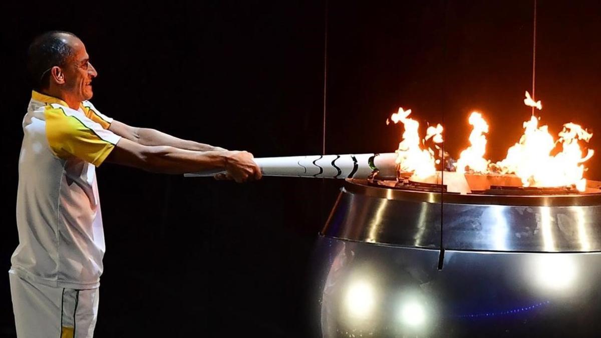 Vanderlei Cordeiro, en el momento de encender la llama olímpica de Río de Janeiro.