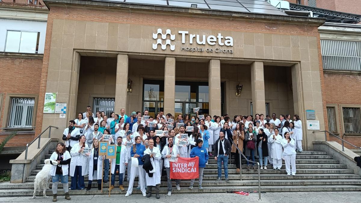 Protesta de professionals sanitaris davant del Trueta, dimecres.
