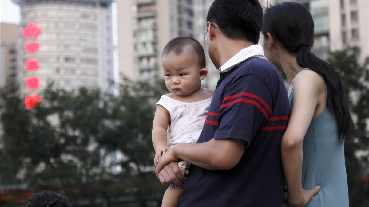 rjulve11034296 chn01  shangai  china   26 07 09   una pareja observa a unos180715103839