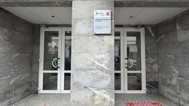 Entrada del Juzgado de Instancia de Llanes. | RAMÓN DÍAZ