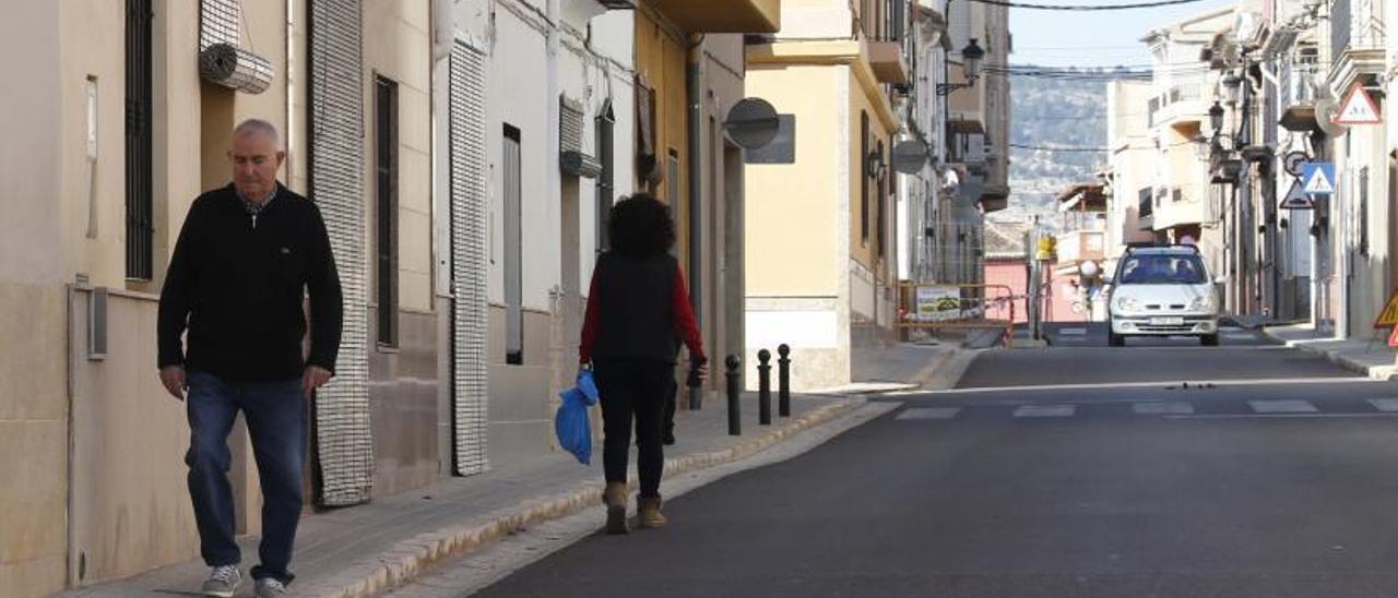 Dos vecinos caminan por una céntrica calle de Antella en una imagen de archivo. | VICENT M. PASTOR