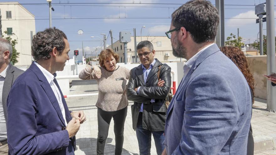 Un paso inferior peatonal en Verge de Lluc para evitar las vías del tren