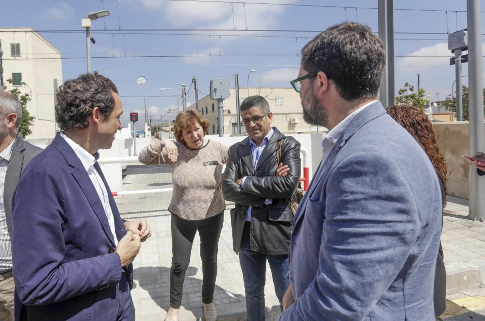 Un paso inferior peatonal en Verge de Lluc para evitar las vías del tren