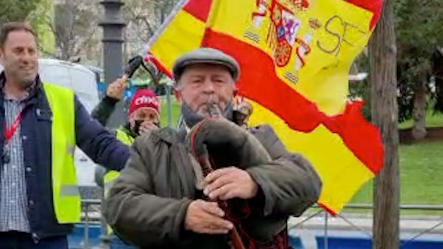 El emocionante "Asturias Patria Querida" de un taxista jubilado en Madrid: "Ánimo transportistas"