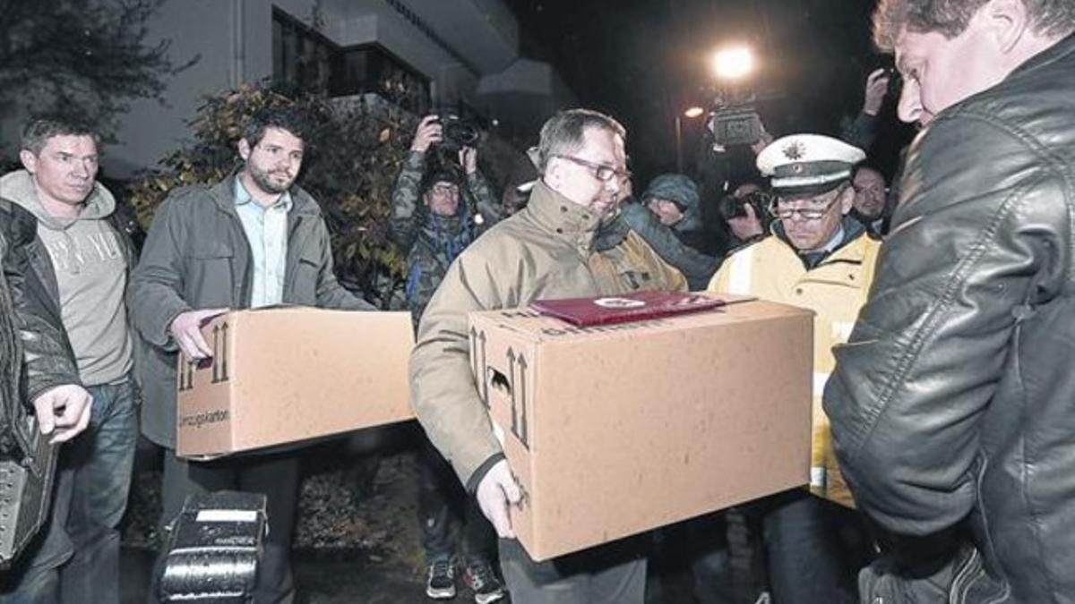 La policía alemana sale con cajas del apartamento de Lubitz.