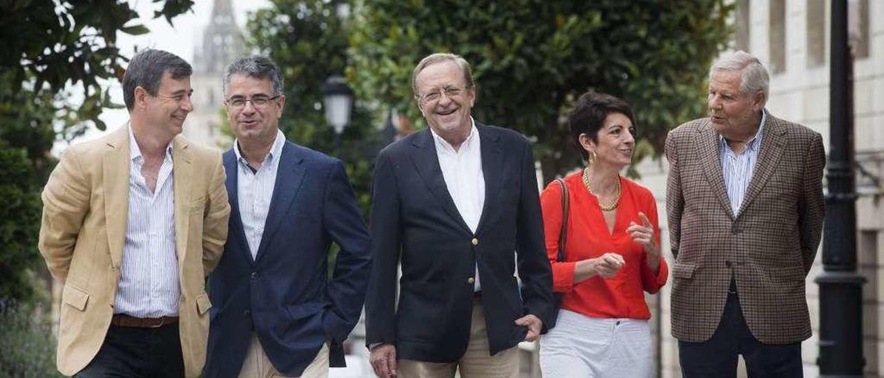 Por la izquierda, José Laviña, Juan Carlos Sánchez, Luis Arias, Eva Martínez y Yago Pico de Coaña, en la calle Pérez de la Sala de Oviedo.