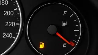 La DGT lo confirma: apurar el depósito aunque el coche aún marque autonomía puede salirte caro