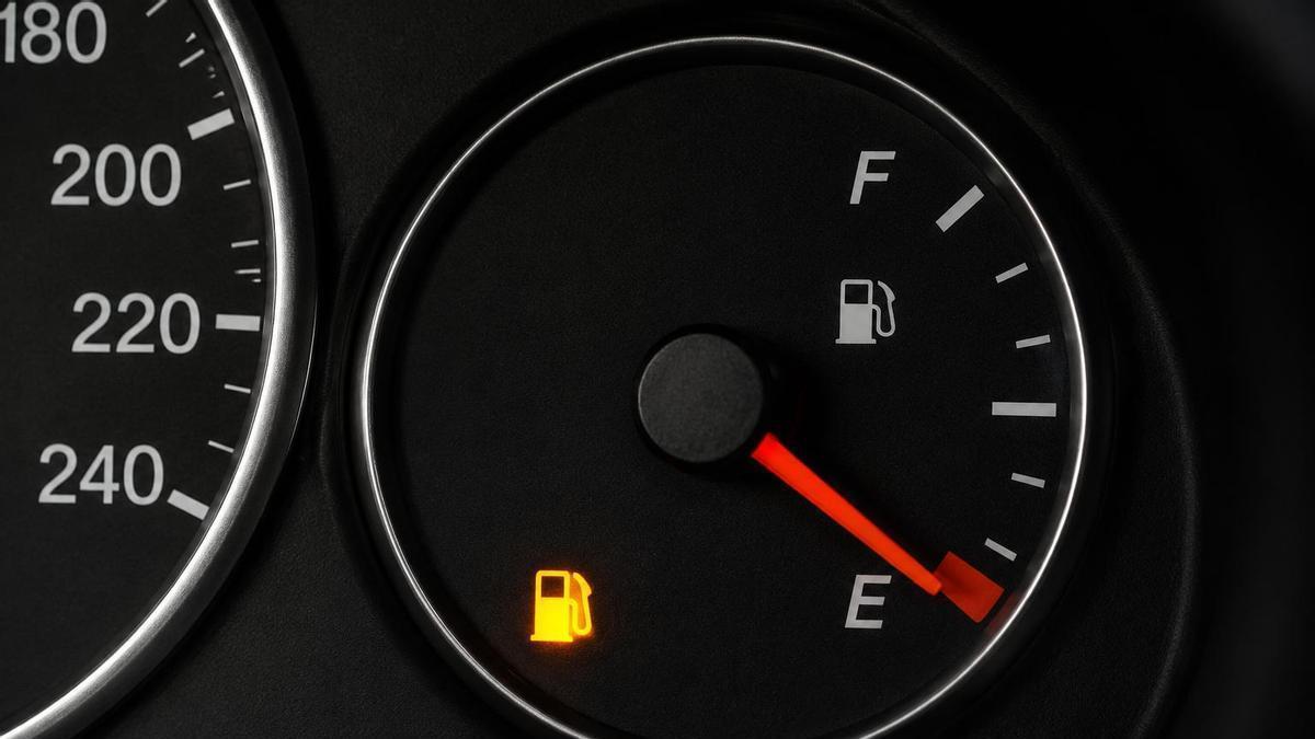 Apurar el depósito aunque el coche aún marque autonomía puede salirte caro