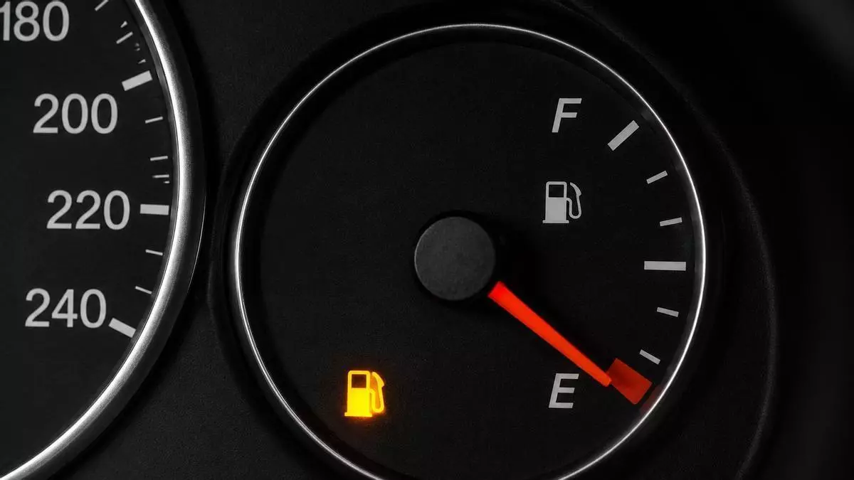 La DGT lo confirma: apurar el depósito aunque el coche aún marque autonomía puede salirte caro