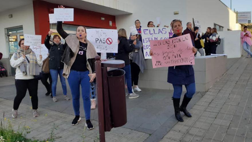 Trabajadoras de las escuelas infantiles, ayer, arropadas por varios padres durante la huelga.