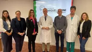 La periodista Ángela Alba, el paciente Vicente Martínez y el jurado de Tintas para la Vida, ganadores de los Premios Miguel Berni
