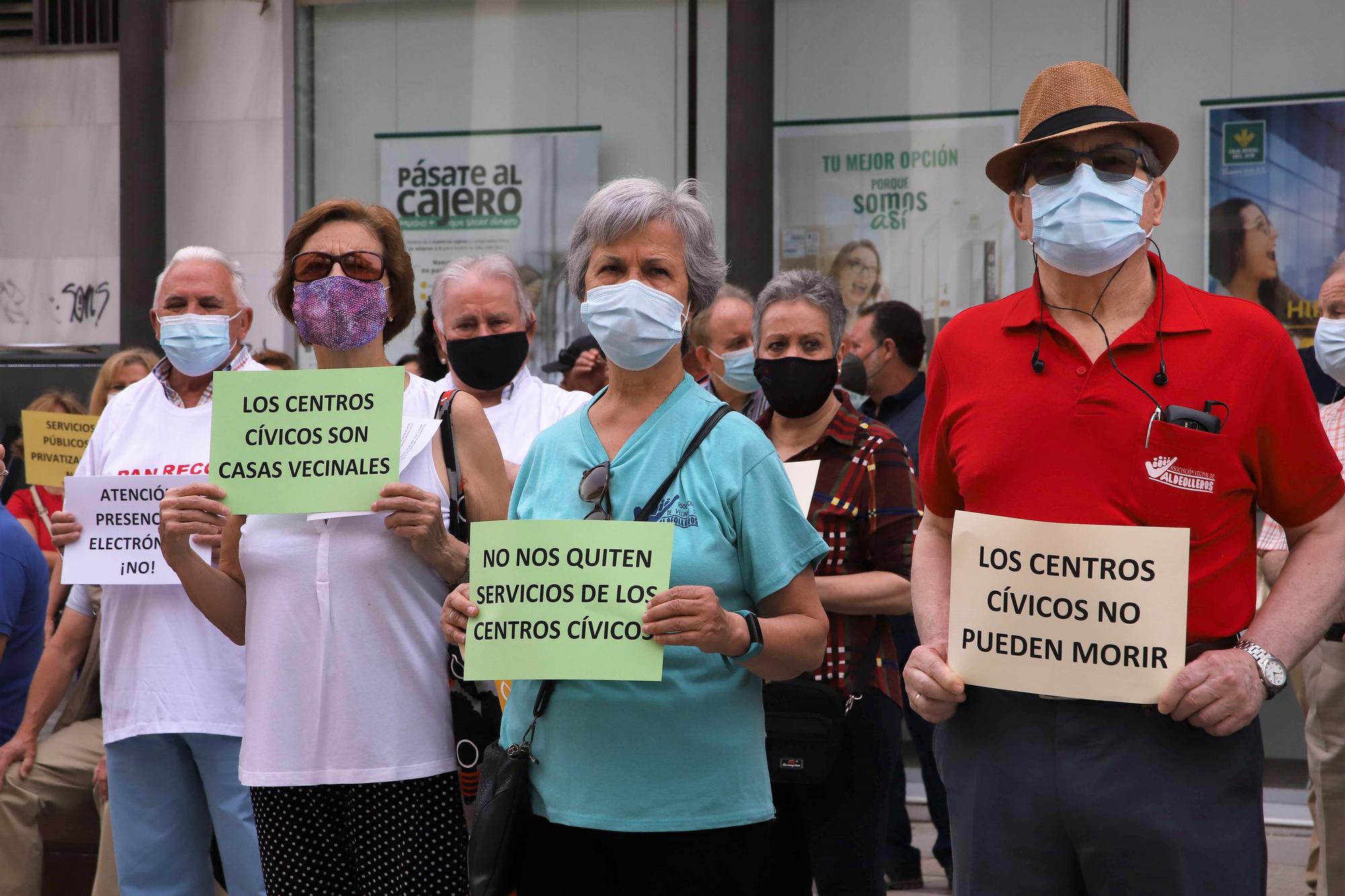 Protesta ante el Ayuntamiento para exigir la recuperación de personal y servicios en centros cívicos