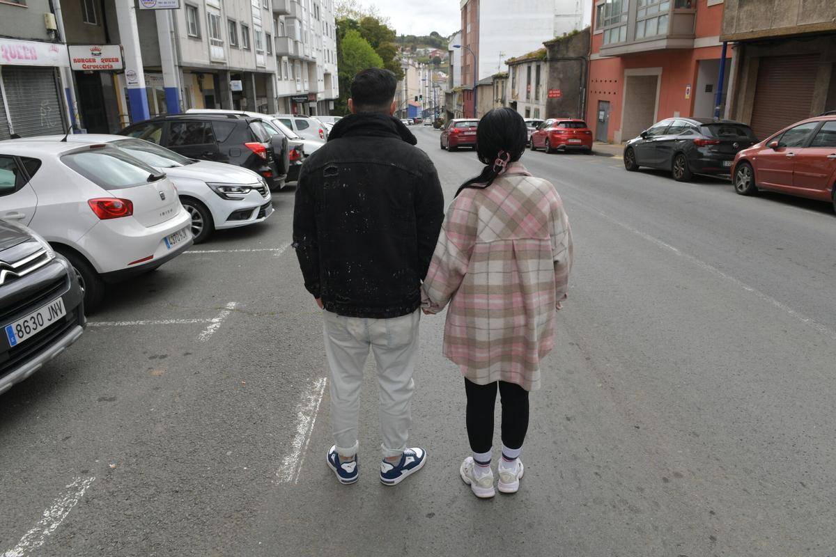 Jennifer y Gonzalo, en la avenida de Vilaboa, cerca del piso donde llevan viviendo once años