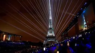 París arriesga y salva una inauguración marcada por la lluvia