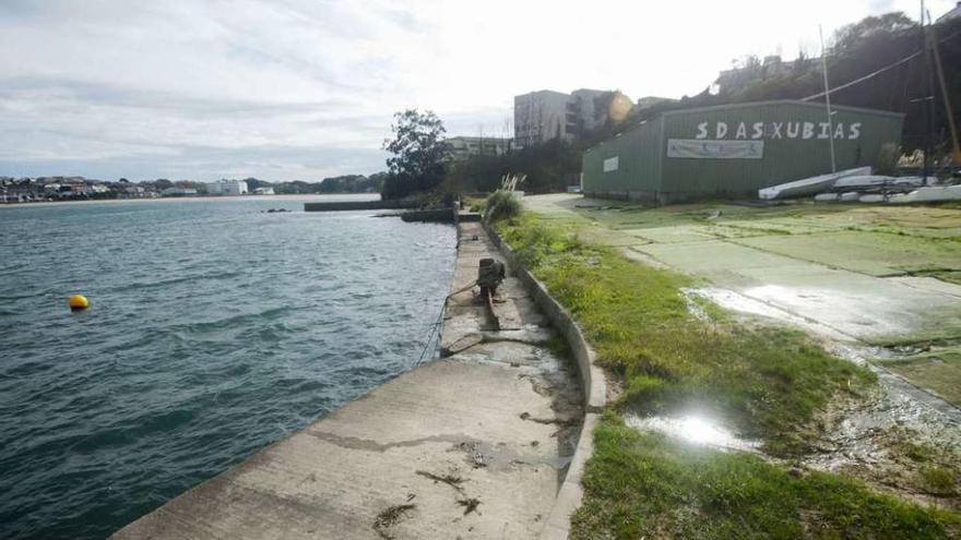 Antiguas instalaciones de Astilleros Valiña en la punta de Oza, donde está la sede de la Sociedad Deportiva As Xubias.