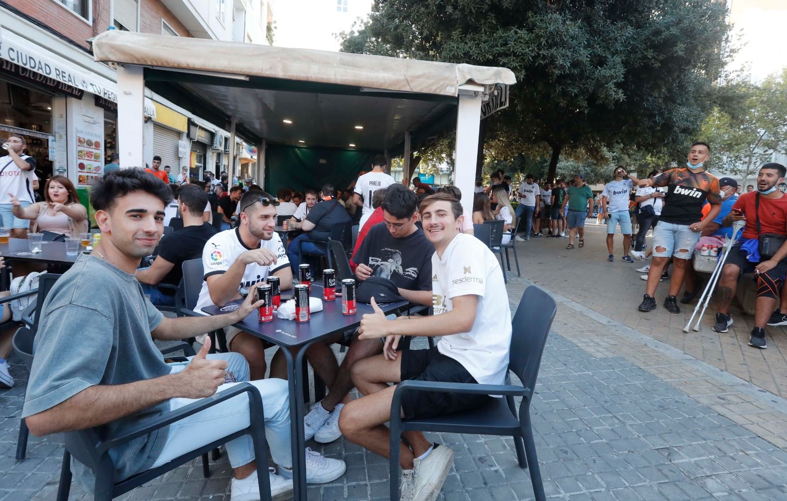 Así ha sido la vacunación a las puertas de Mestalla antes del partido entre el Valencia y el Madrid