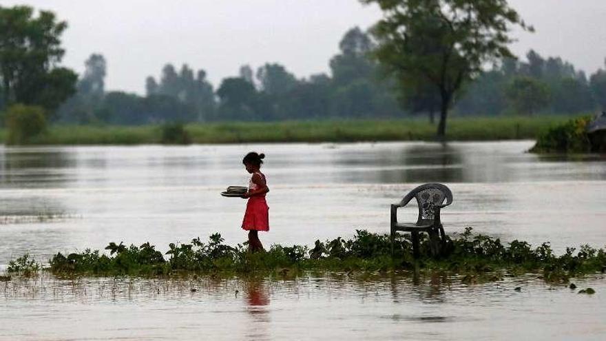 Una niña en una zona inundada en Janakpur (Nepal).