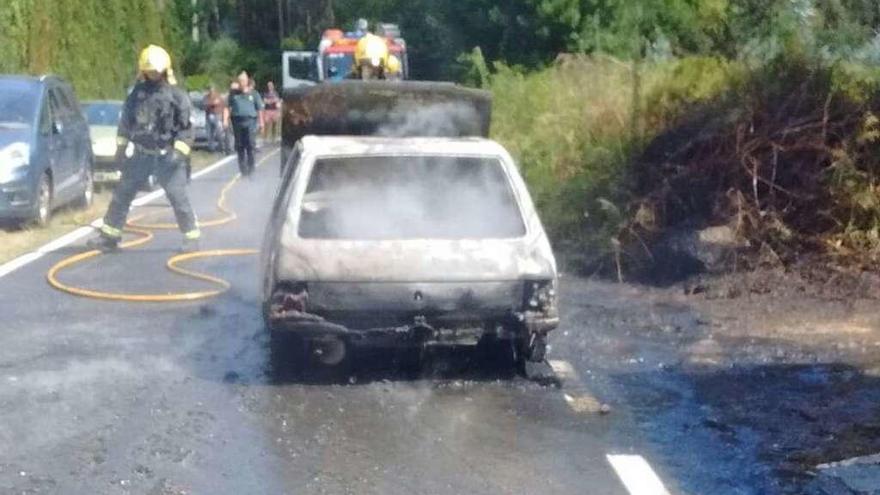 El coche del vecino de Beluso ardió repentinamente y quedó completamente calcinado. // G.N.