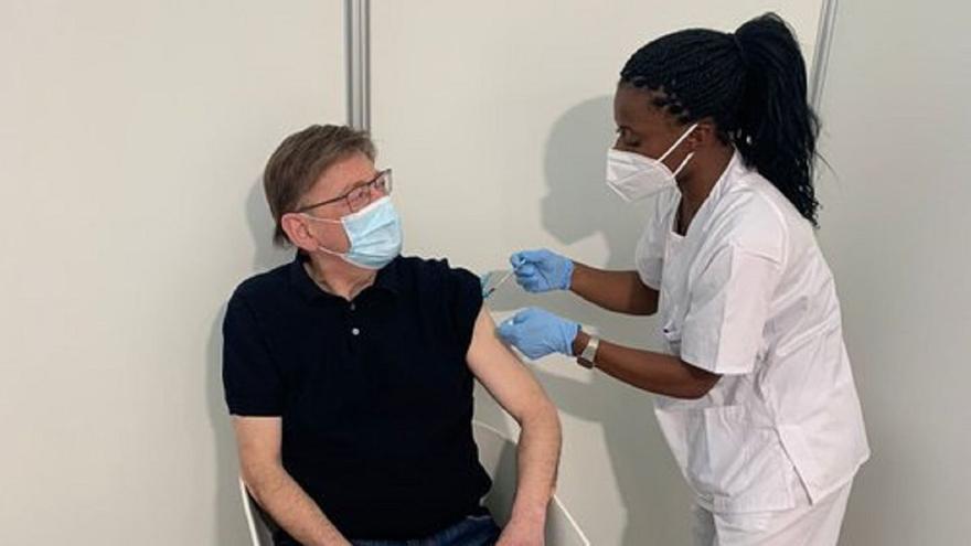 Ximo Puig recibe la vacuna de AstraZeneca.