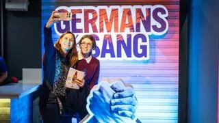 Los lectores de EL PERIÓDICO llenan el Condal por el regreso de ‘Germans de sang’: "Teníamos muy buenas referencias de este musical"