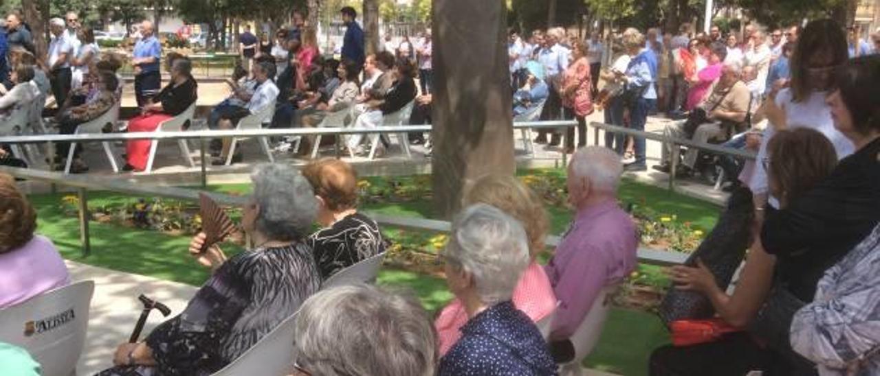 Monolito, con las familias detrás.