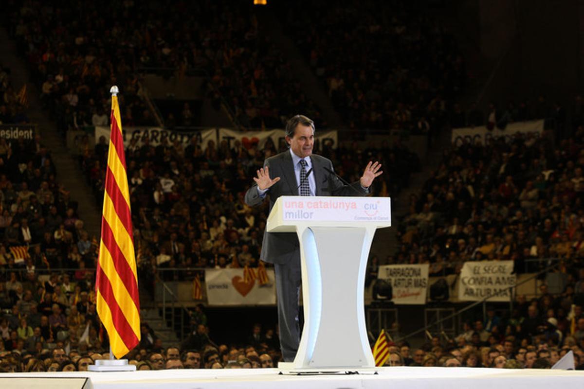 Artur Mas, en el míting de CiU al Sant Jordi el 26 de novembre del 2010, dos dies abans de les passades autonòmiques. Artur Mas, en el míting de CiU al Sant Jordi el 26 de novembre del 2010, dos dies abans de les passades autonòmiques.