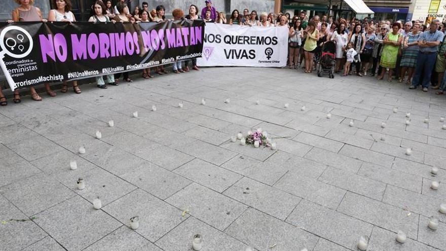 Unas 300 personas expresan su repulsa contra la violencia machista en Zaragoza