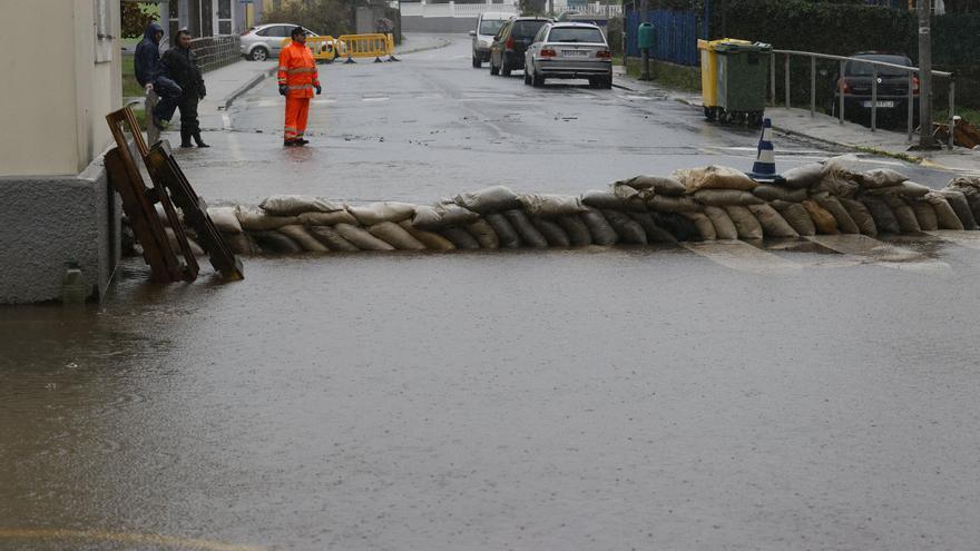 El río Cádavo se desborda y causa inundaciones en Fene