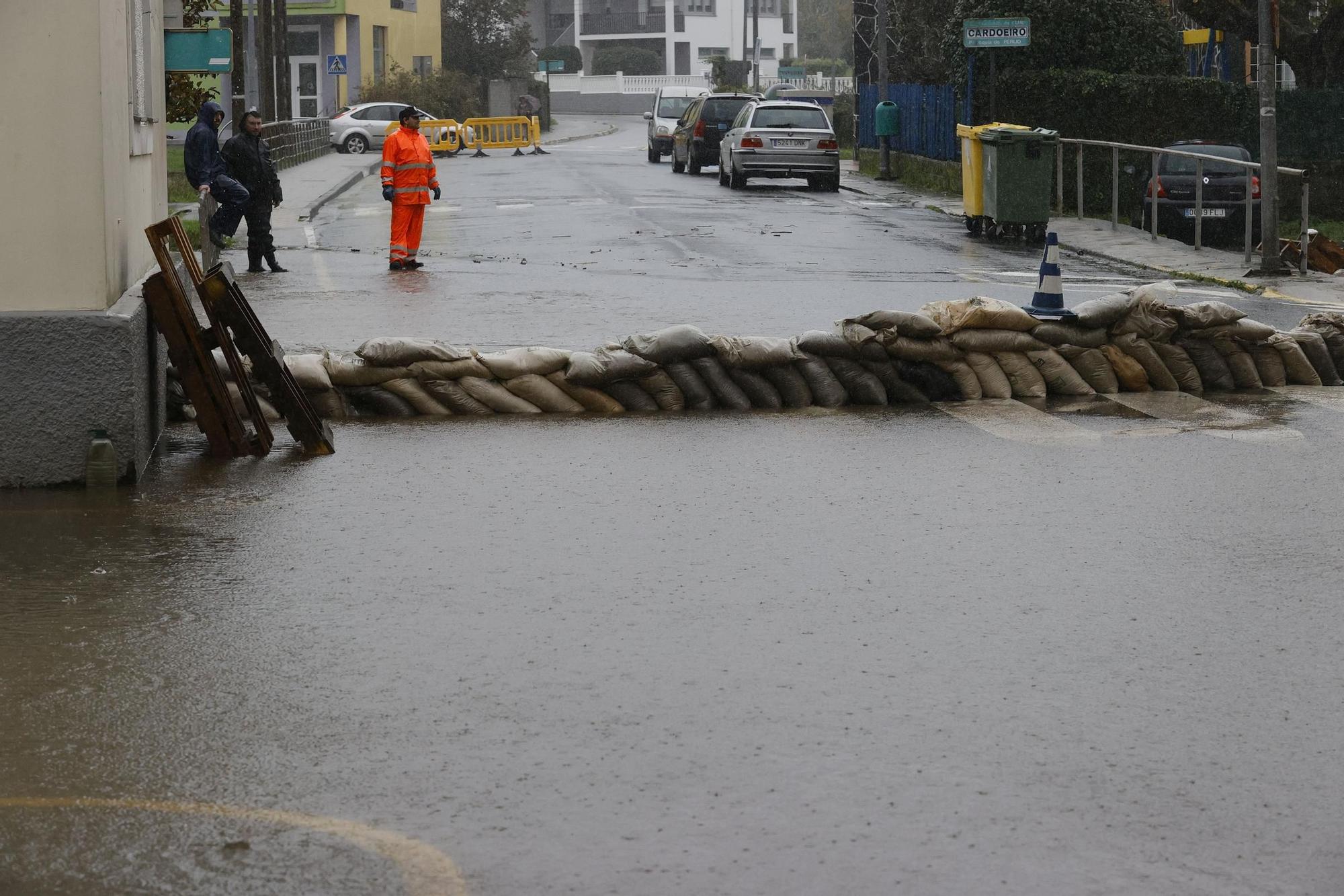 El río Cádavo se desborda y causa inundaciones en Fene