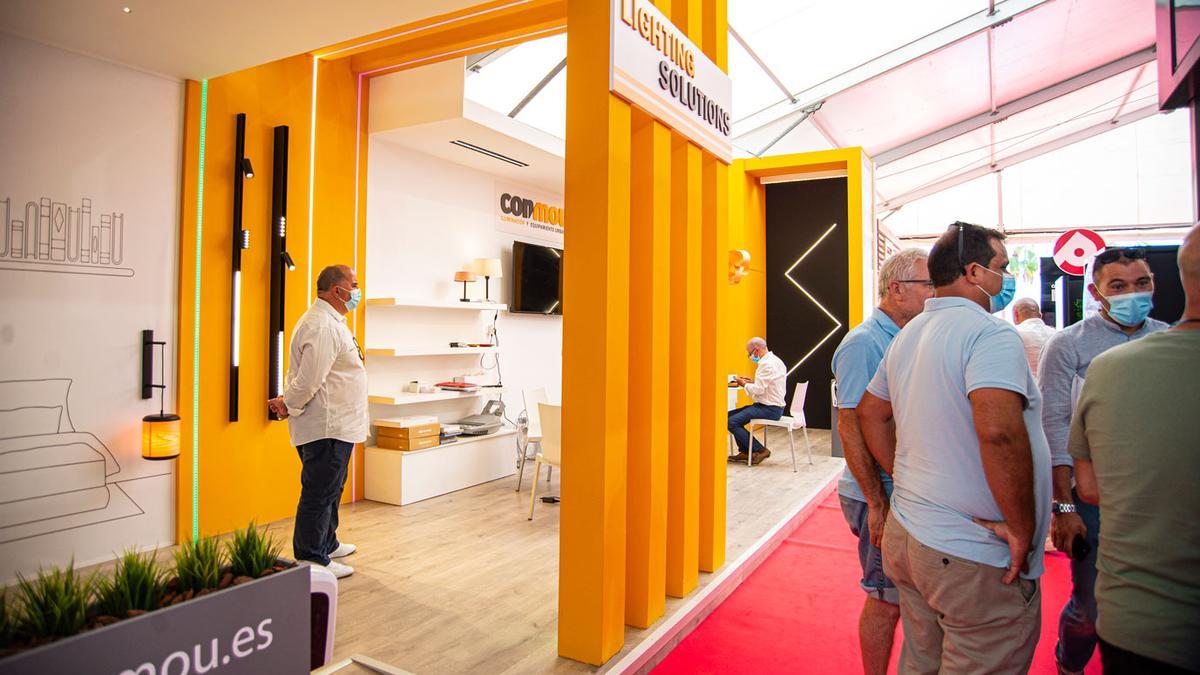 Zona de exposición, ponencias y presentaciones de producto en la feria de construcción.