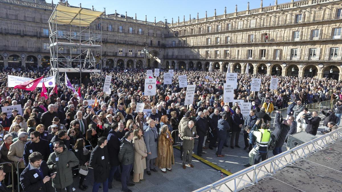 Concentración que se organizó en la plaza Mayor de Salamanca en enero pasado en la que se exigió la recuperación del tren Ruta de la Plata.