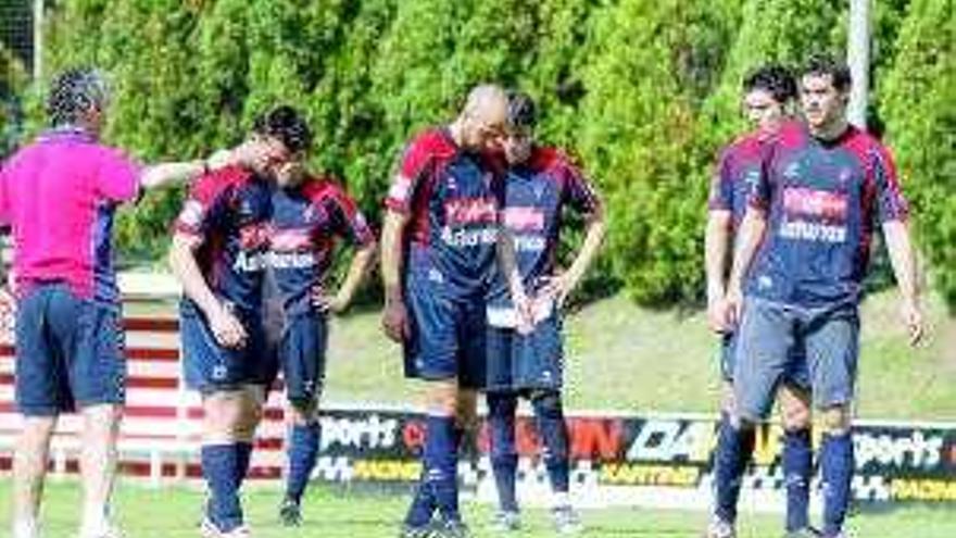 El rojiblanco Jorge presiona al delantero del Granada 74 Javi Guerra en el partido de la primera vuelta.