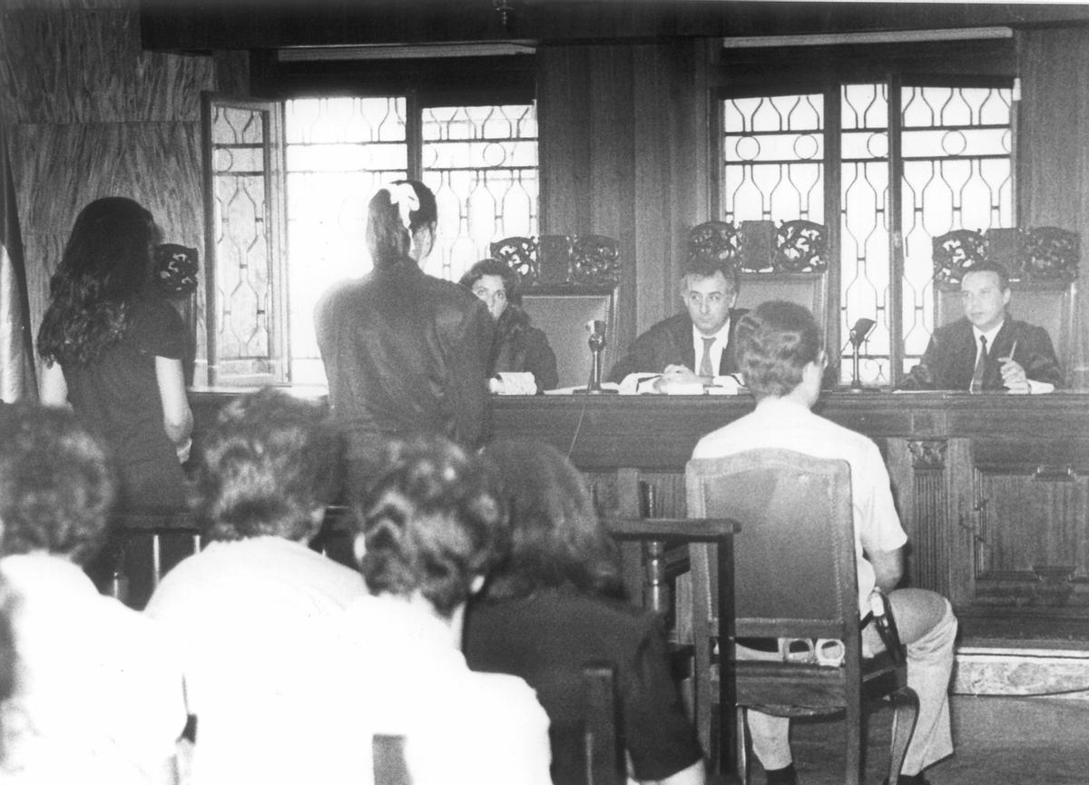 Imagen de la sesión del juicio celebrado en la Audiencia Provincial en 1989. De pie, las dos acusadas -a la izqda. María del Rosario, y a la dcha. Soledad-