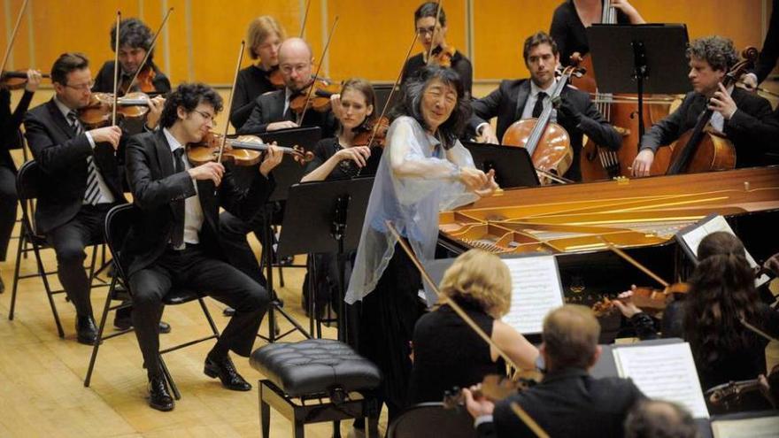 Mitsuko Uchida, dirigiendo desde el piano la Mahler Chamber Orchestra, ayer, en el auditorio de Oviedo.