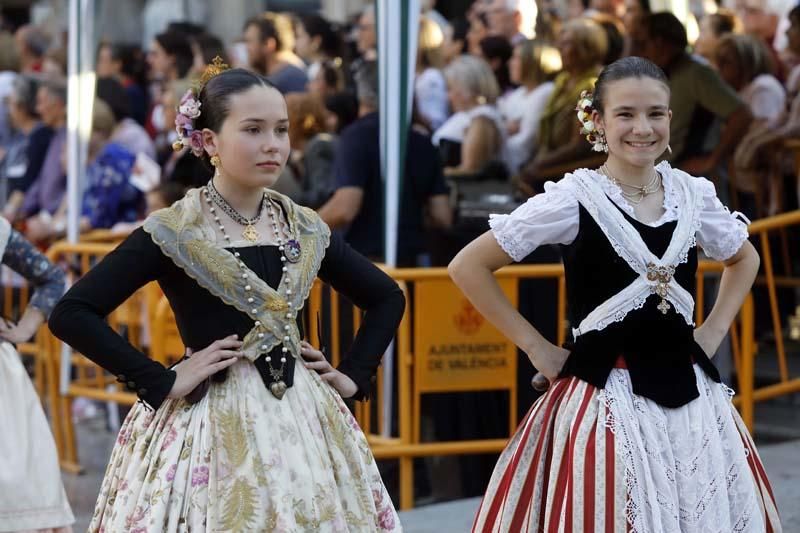 Dansà infantil en la plaza de la Virgen