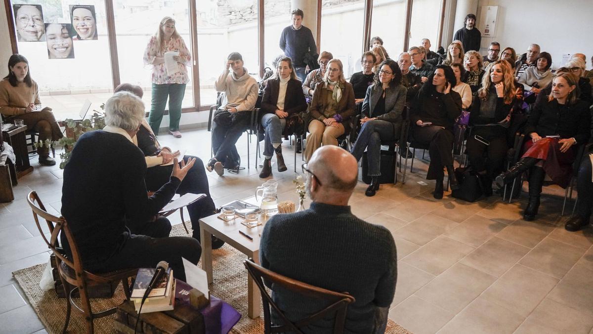 Nieves Barredo, Carme Romeu i Teresa Sivila van ser les protagonistes de la taula rodona celebrada ahir en el marc del Dia Internacional de la Dona Nieves Barredo, Carme Romeu i Teresa Sivila van ser les protagonistes de la taula rodona celebrada ahir en el marc del Dia Internacional de la Dona