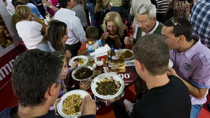 Un grupo de visitantes prueba una variedad de tapas en una jornada de la primera edición de la feria celebrada en IFA