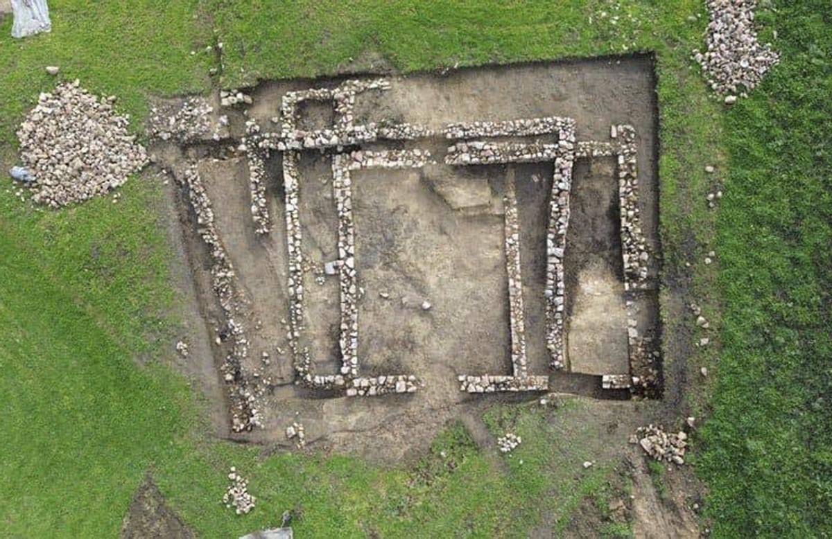 Imagen aérea tomada por un dron de la excavación en la Campa Torres. | LNE