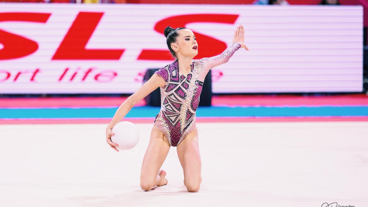 Inés Bergua empezó con apenas 3 años en la gimnasia rítmica y lleva desde el año 2015 entrenando en el CAR de Madrid.