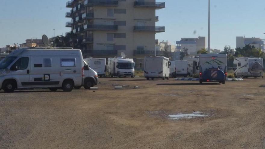 El estacionamiento habilitado para autocaravanas registra un ‘boom’ estos días en Moncofa y se queda pequeño.